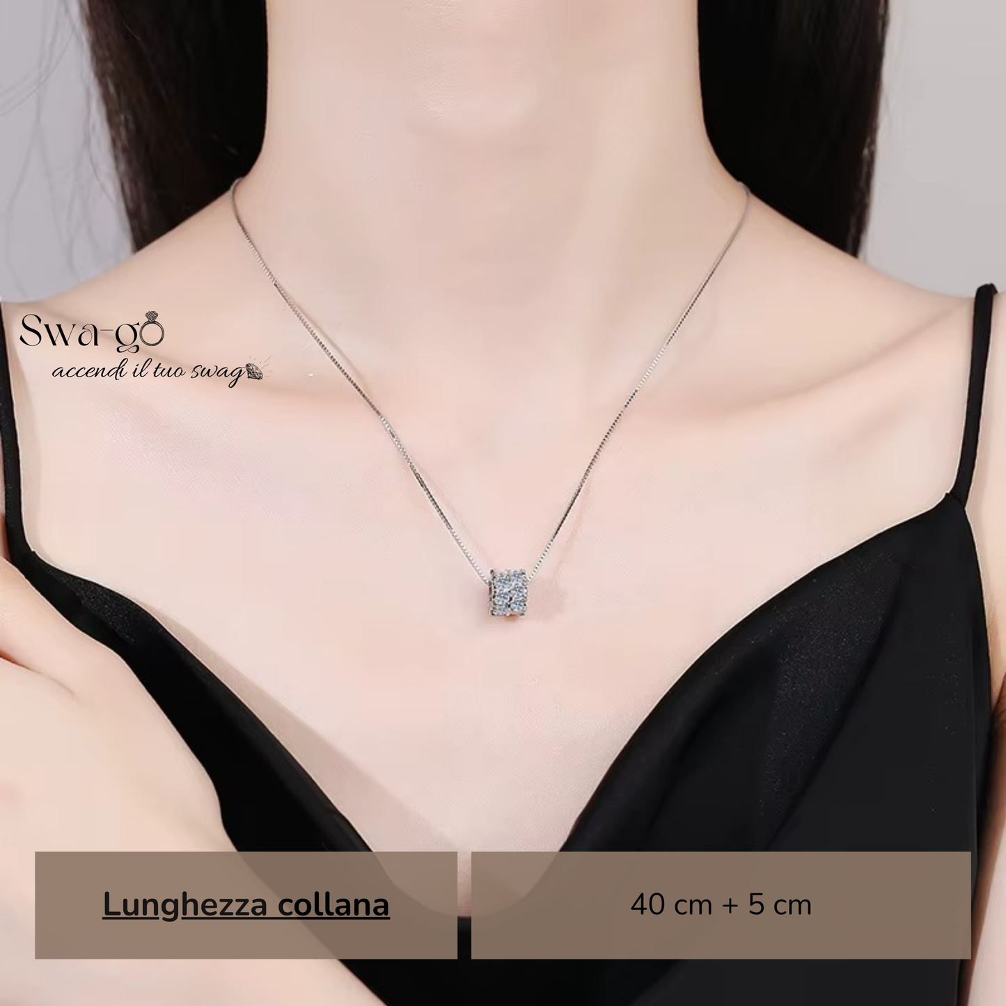 Collana Moissanite Giro Brillante Cilindro indossata da donna con abito nero elegante, lunghezza 40 cm + 5 cm regolabile.