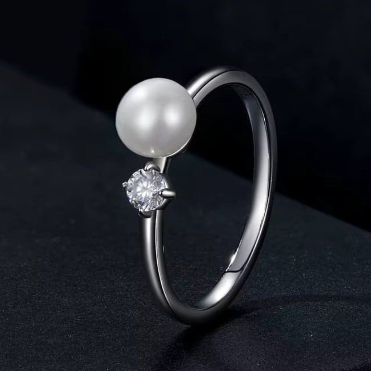 Anello in argento 925 con perla e moissanite