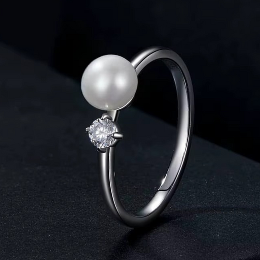 Anello in argento 925 con perla e moissanite
