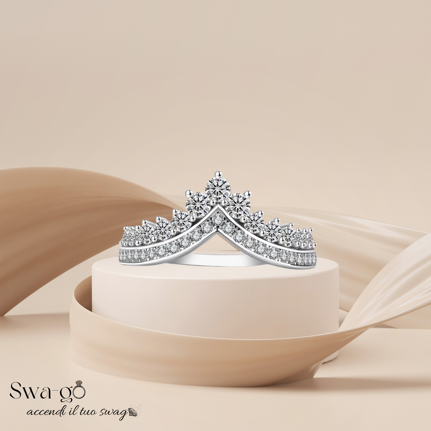 Esposizione raffinata dell’anello tiara moissanite su piedistallo rotondo e sfondo morbido