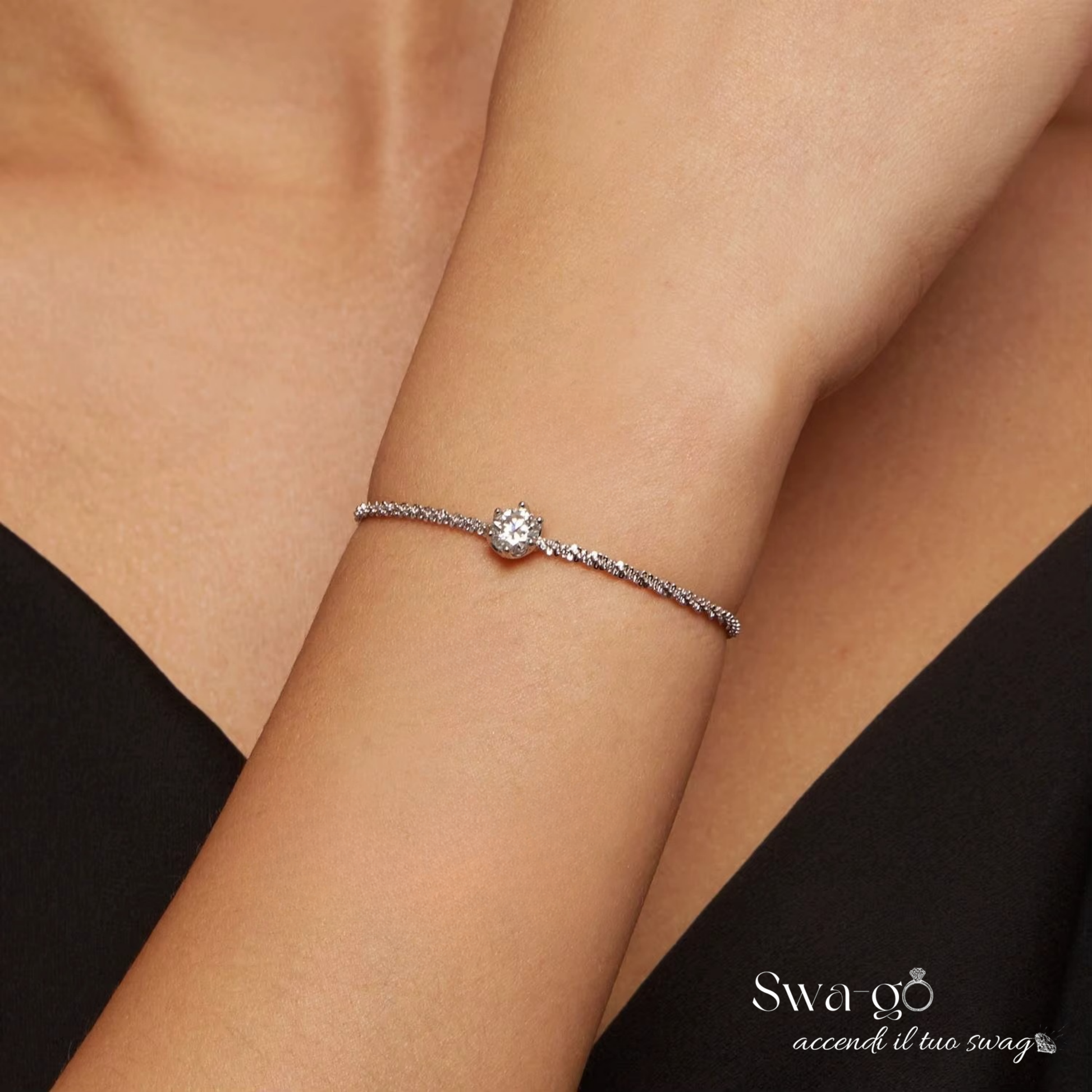 Braccialetto Punto Luce in moissanite indossato su polso femminile, eleganza sofisticata e luce naturale.