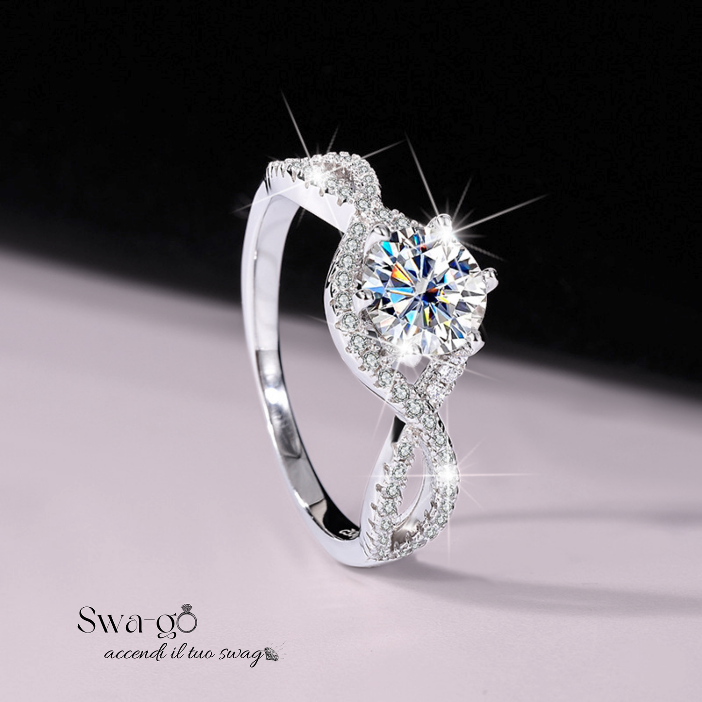 Immagine di un anello infinity moissanite taglio brillante con pavé su fascia incrociata con pietra Moissanite certificata. Design moderno e luminoso, ideale per chi cerca eleganza e sostenibilità in un anello di alta qualità.