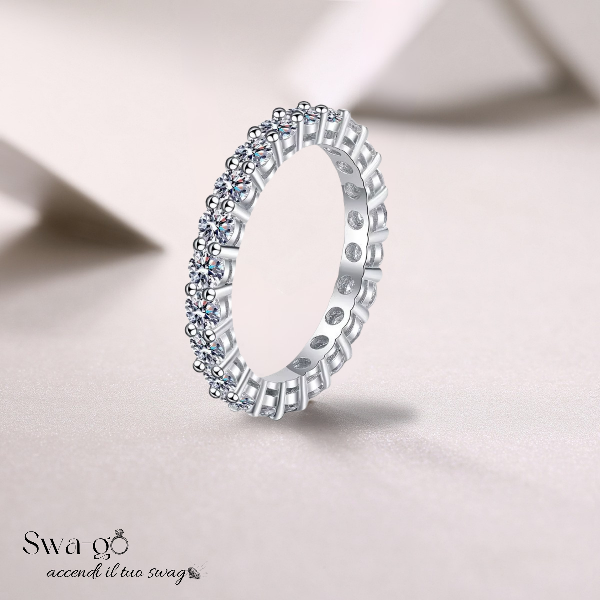 Vista laterale dell'anello Halo in argento sterling con placcatura 18K