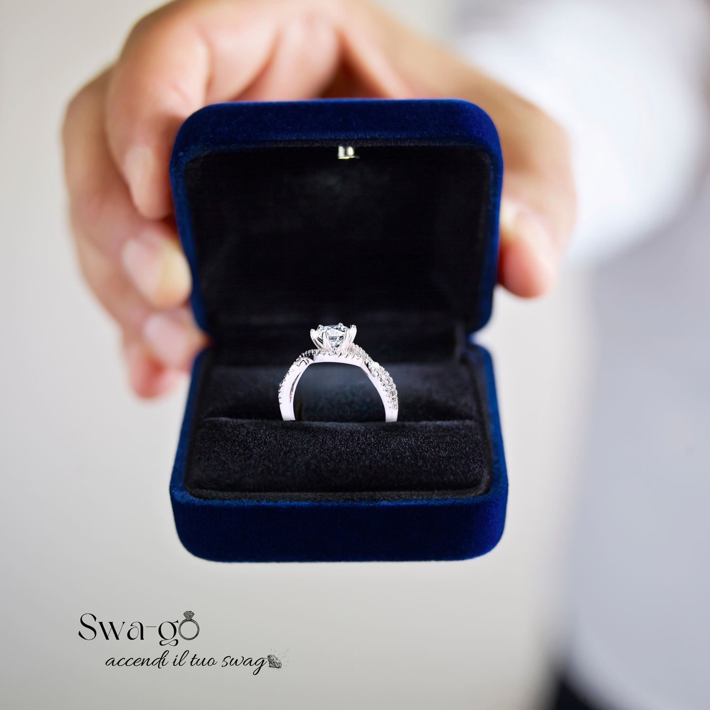 Immagine di un anello moissanite in cofanetto regalo blu elegante con pietra brillante con pietra Moissanite certificata. Design moderno e luminoso, ideale per chi cerca eleganza e sostenibilità in un anello di alta qualità.