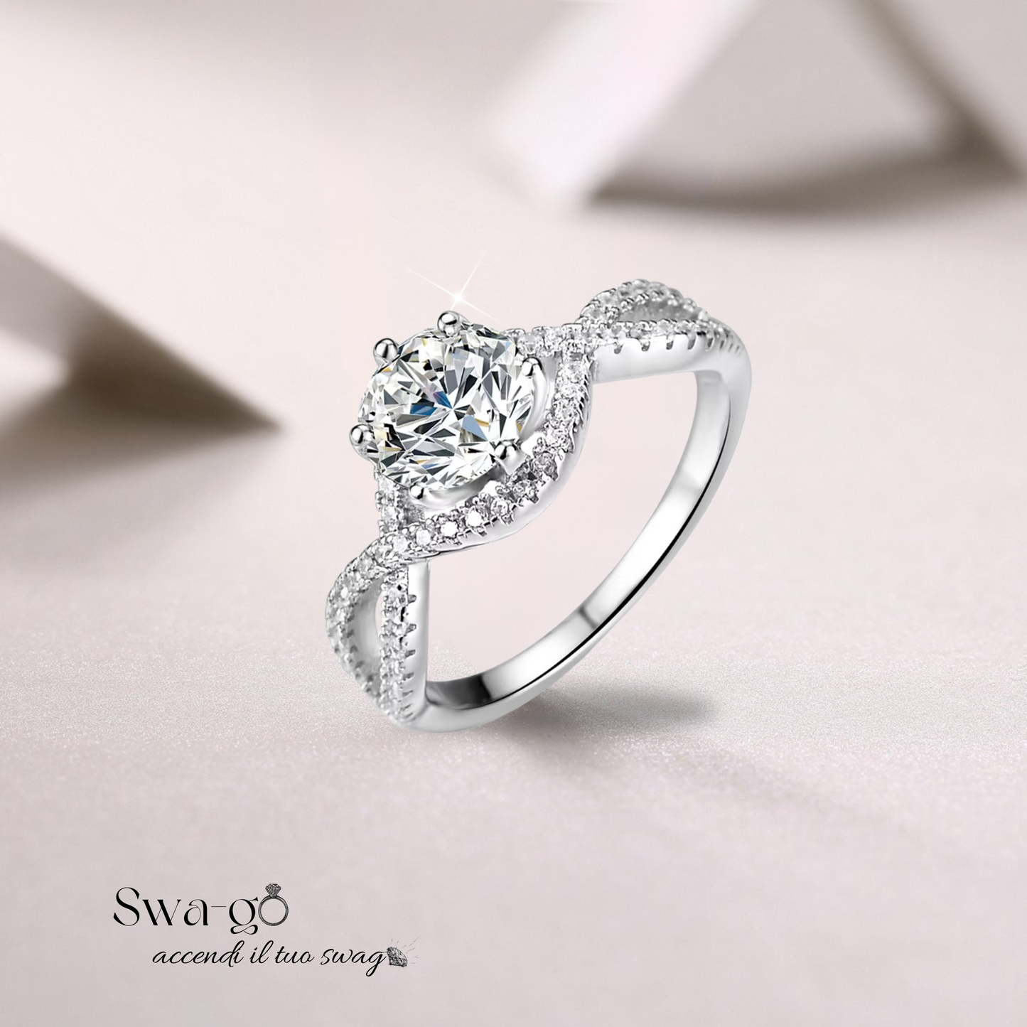 Immagine di un anello solitario donna moissanite design infinito placcatura oro bianco con pietra Moissanite certificata, nota per la sua brillantezza e durata eccezionali. Perfetto per fidanzamento o regalo elegante.