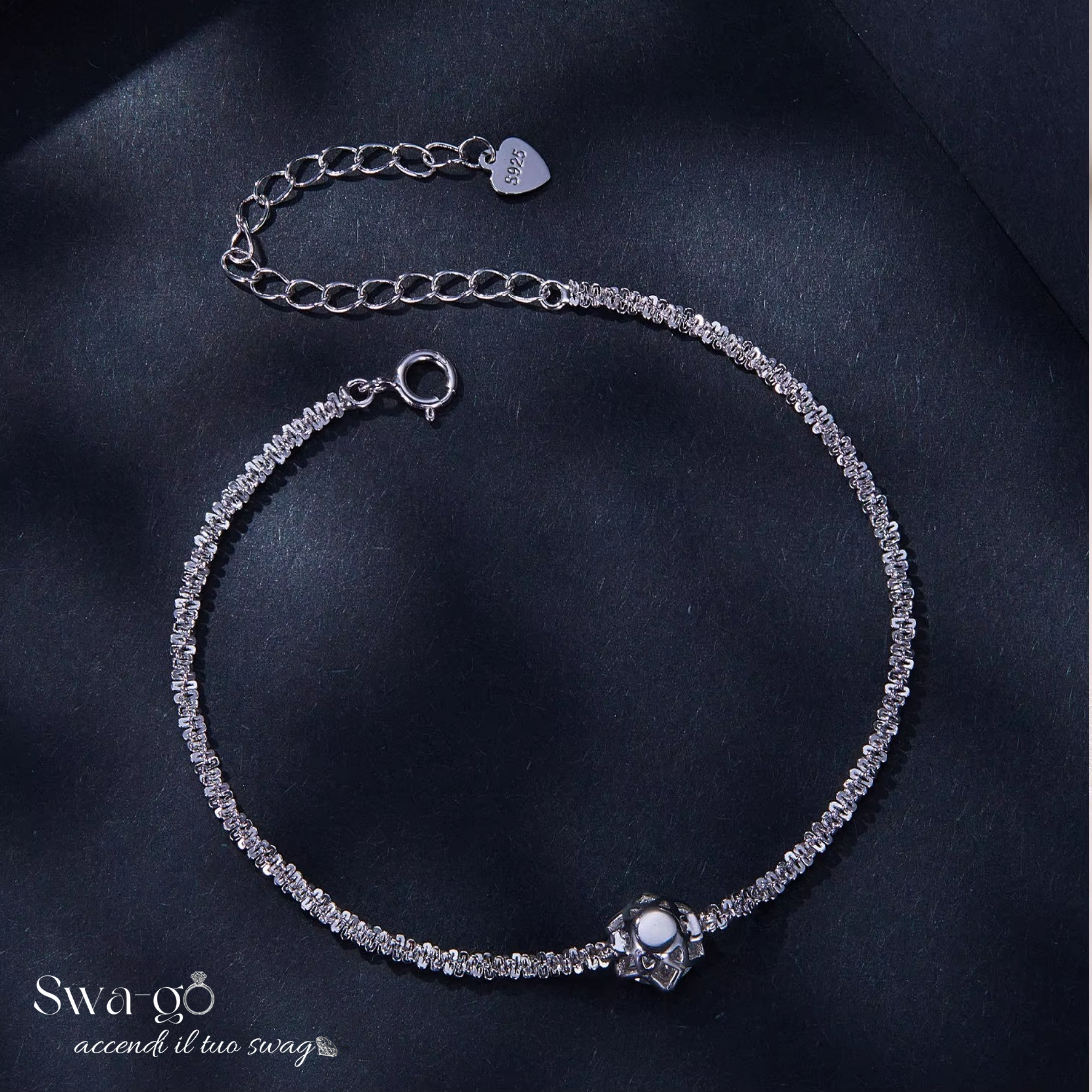 Dettaglio chiusura regolabile del bracciale moissanite, con charm a cuore S925 e montatura di precisione.a fiore
