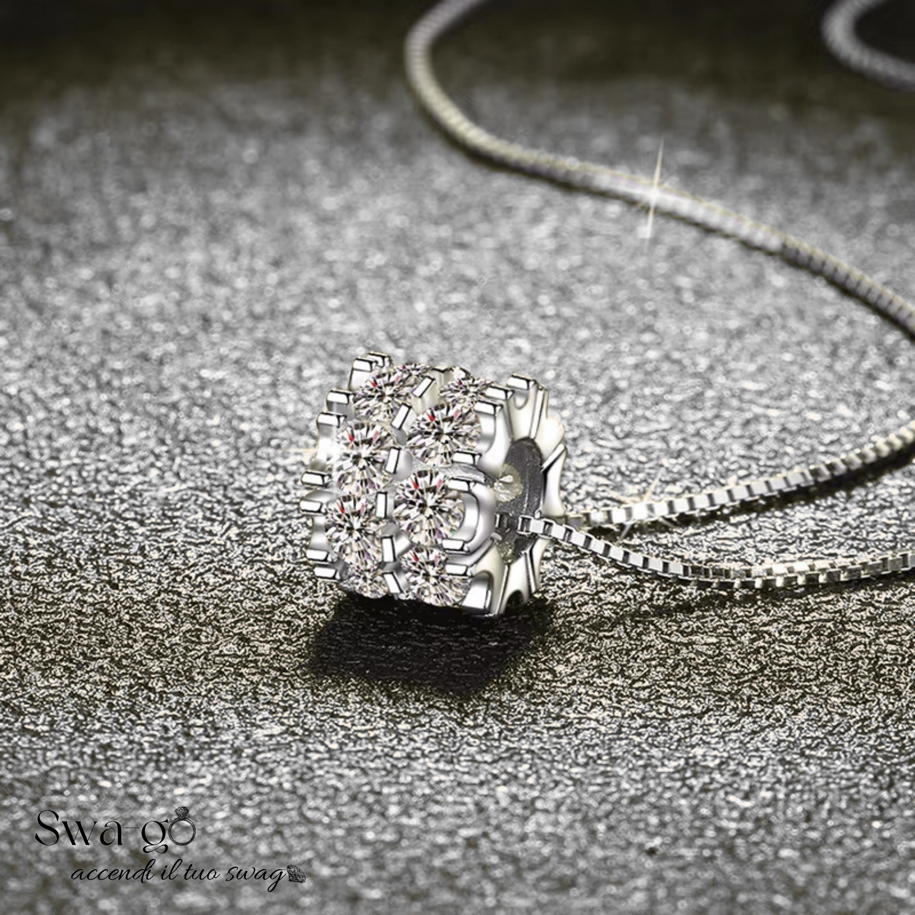 Vista macro del ciondolo cilindrico in Moissanite, dettagli artigianali e rifiniture lucenti.