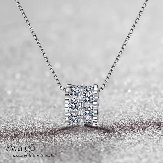 Dettaglio ravvicinato del ciondolo cilindrico in Moissanite montato su catena in argento sterling 925, lavorazione brillante e sofisticata
