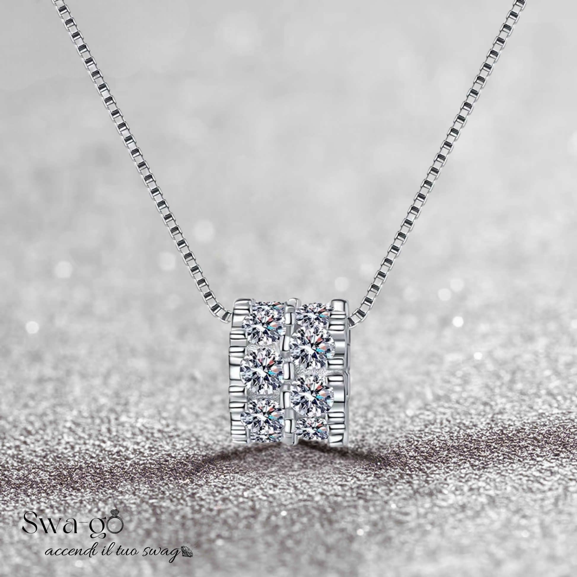 Dettaglio ravvicinato del ciondolo cilindrico in Moissanite montato su catena in argento sterling 925, lavorazione brillante e sofisticata