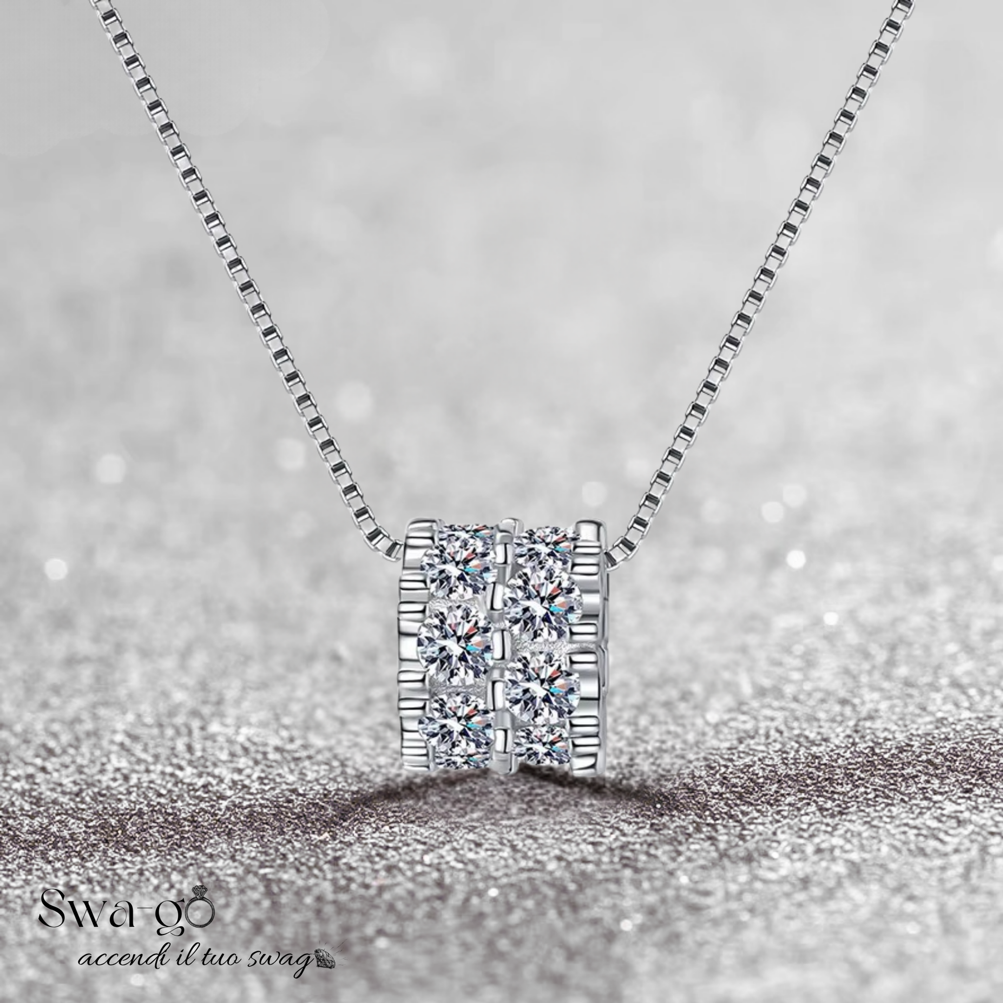 Dettaglio ravvicinato del ciondolo cilindrico in Moissanite montato su catena in argento sterling 925, lavorazione brillante e sofisticata