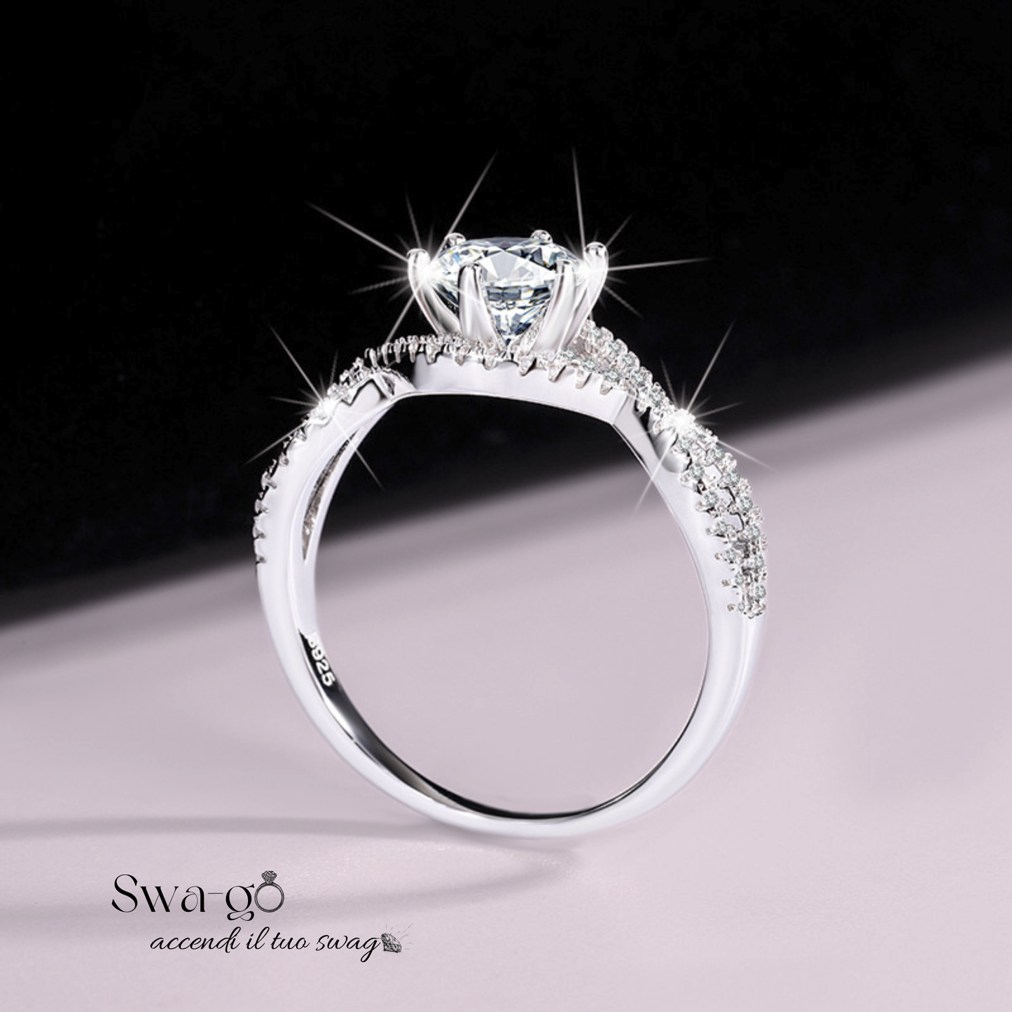 Immagine di un vista laterale anello infinity moissanite argento 925 pietre brillanti con pietra Moissanite certificata. Design moderno e luminoso, ideale per chi cerca eleganza e sostenibilità in un anello di alta qualità.