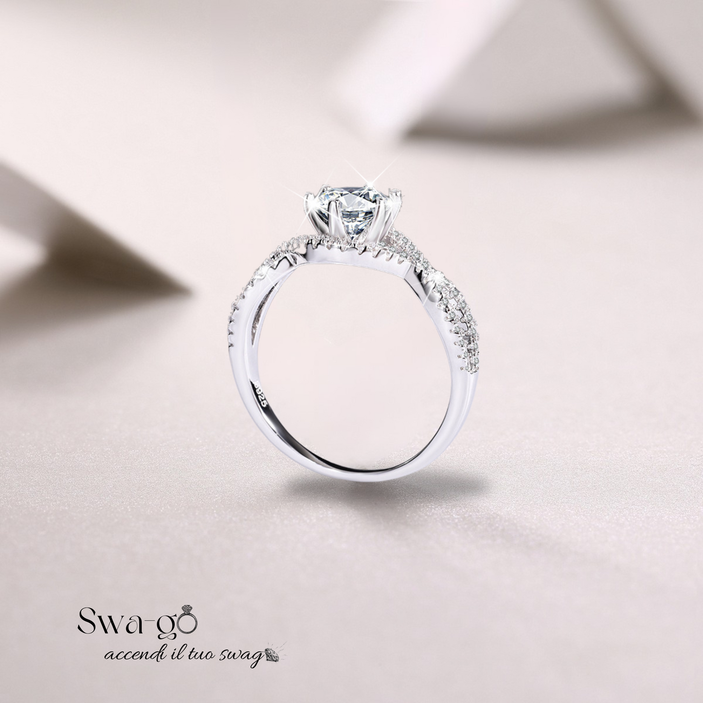 Immagine di un vista laterale anello moissanite montatura elegante argento sterling 925 con pietra Moissanite certificata, nota per la sua brillantezza e durata eccezionali. Perfetto per fidanzamento o regalo elegante.